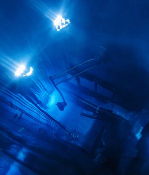 Promieniowanie Czerenkowa powstaje po złamaniu bariery światła (fot. Shutterstock)