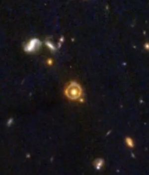 Pierścień Einsteina pokazują, jak zachowuje się ciemna materia. Oddziałuje sama ze sobą?
