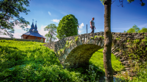Do zabytkowej cerkwi Przeniesienia Relikwii  św. Mikołaja  w Olchowcu dochodzi się kamiennym mostkiem.
