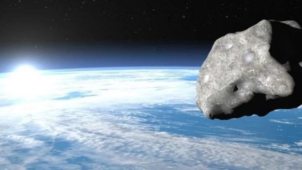 Dzisiaj tuż obok Ziemi przelatuje niewielka asteroida. Kilka dni temu nikt nie miał o niej pojęcia (fot. Elenarts/Getty Images)