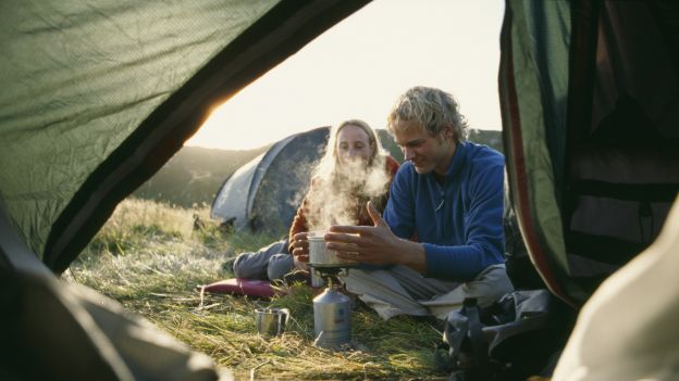 Biwakowanie w Polsce. O czym powinniśmy pamiętać, rozbijając namiot?  (fot. Getty Images)