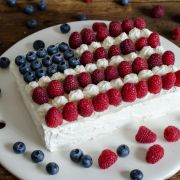 Ciasto „Flaga Amerykańska” ze śliwkami kalifornijskimi