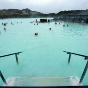 Popływać w Blue Lagoon na Islandii.