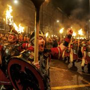 Gdy dzwony biją północ, z tysięcy gardeł na szkockich ulicach rozlega się pieśń Auld Lang Syne.