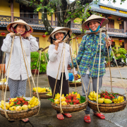 Uliczne sprzedawczynie owoców w Hoi An w tradycyjnych kapeluszach  nón lá. Wyplatane  z liści palmowych chronią przed słońcem i deszczem.