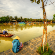 Wzdłuż rzeki Thu Bon rozciąga się stare miasto  w Hoi An.