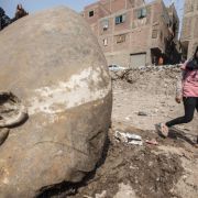 Posąg odnaleziony w slumsach Egiptu