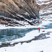 Before It Is Gone: Mateusz Waligóra przemierzył zamarzniętą rzekę Zanskar w indyjskich Himalajach