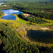 Warto wybrać się Szlakiem Pięciu Jezior i zobaczyć m.in. Jezioro Kramsko Małe.