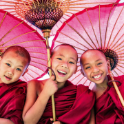 Mnichów w Mjanmie spotkamy niemal wszędzie. Ich liczbę szacuje się na 300–500 tys.