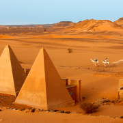 Najliczniejsza i najsłynniejsza w Sudanie grupa piramid znajduje się na północ od Chartumu - w Meore.