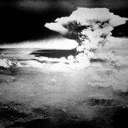 Grzyb atomowy po wybuchu bomby atomowej nad Hiroszimą w dniu 6 sierpnia 1945 roku