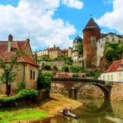 2. Malutkie Semur en-Auxois do dziś zachowało klimat średniowiecznego miasteczka