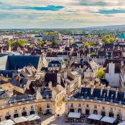 Stołeczne Dijon to Burgundia w pigułce. Dumą miasta jest pikantna musztarda produkowana wyłącznie z brązowej gorczycy. Na zdj.: widok na miasto z wieży Philippe’a le Bona w Pałacu Książąt Burgundii.