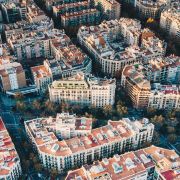 Wewnętrzne dziedzińce między budynkami w Barcelonie stały się miejscem, gdzie w czasie pandemii przeniosło się miejskie życie (fot. Getty Images)