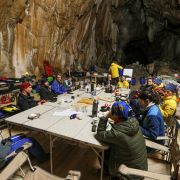 15 osób izolowało się w jaskini 40 dni