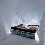 W Icehotelu temperatury spadają do -7 st. Celsjusza.