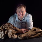 paleontolog wraz z czaszką krokodyla