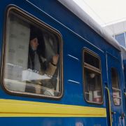 kobieta wygląda przez okno pociągu, który ewakuuje ludzi na Zachód Ukrainy, fot. Pierre Crom/Getty Images