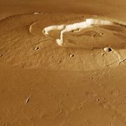 Orbiter Mars Express uchwycił plusk w morzu lawy. Wyjątkowe zdjęcia marsjańskiego wulkanu (fot. DLR)