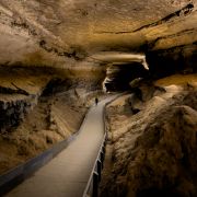 Najdłuższa jaskinia na świecie. Jej długość to 680 km – tyle, co szerokość Polski z zachodu na wschód (fot. Getty Images)