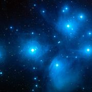 Czym są gwiazdy? Te ogromne kule gorącego gazu produkują niezbędną nam energię i pierwiastki (fot. Getty Images)