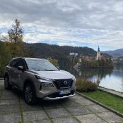 Nissan X-Trail nad jeziorem Bled