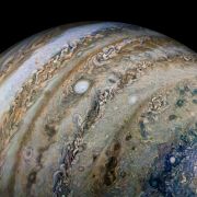 Sonda kosmiczna Juno uchwyciła ten widok Jowisza podczas 40. bliskiego przelotu w pobliżu planety, do jakiego doszło 25 lutego 2022 roku. Duża, ciemna plama po lewej stronie to cień rzucony przez księżyc Jowisza, Ganimedesa.