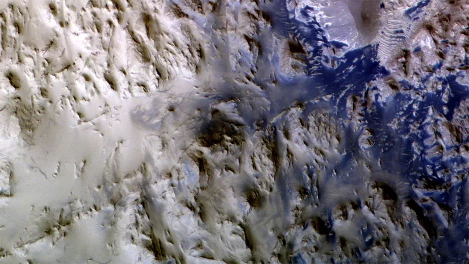 Widok części strefy ścinania Hebes Chasma w kanionie Valles Marineris na Marsie