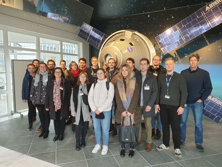 Dr Anna Chrobry i studenci EMSS w Airbus przed makietą statku Orion