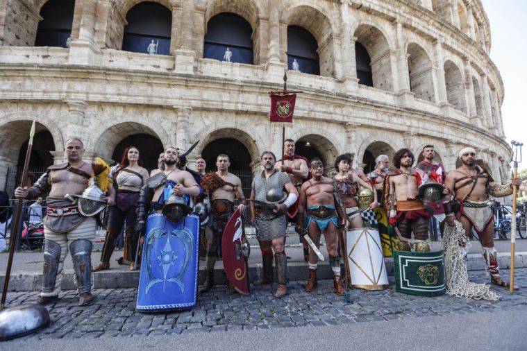 Inscenizacja w Rzymie z udziałem osób przebranych za gladiatorów
