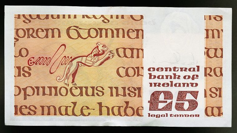 Fragment Księgi z Kells na irlandzkim banknocie
