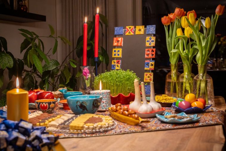 Stół zastawiony haft-sin na Nowruz