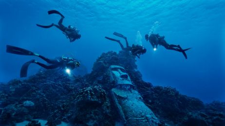 05-tourist-divers-encounter-fake-moai-670