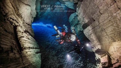 Krzysztof Starnawski w jaskini Viroit w Albanii