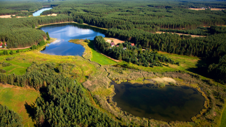 Warto wybrać się Szlakiem Pięciu Jezior i zobaczyć m.in. Jezioro Kramsko Małe.