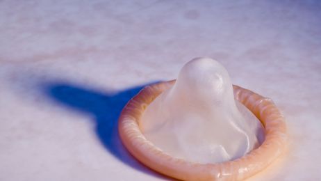 Są tacy, którzy myją prezerwatywy po seksie i używają ich ponownie. Eksperci apelują: “Używajcie nowych za każdym razem”