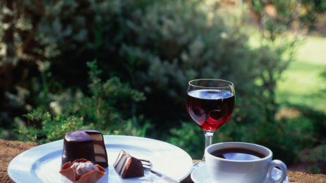 Kawa, truskawki i czerwone wino, czyli dieta sirtfood. Odchudza, odmładza i nie wymaga wyrzeczeń