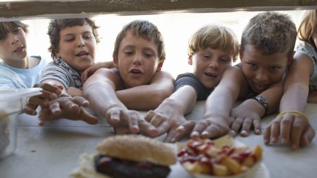 Producenci śmieciowego jedzenia "włamują się" do mózgów dzieci. Tak działa neuromarketing