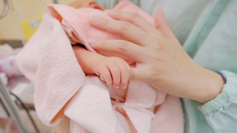 Pierwsze dziecko urodzone z przeszczepionej macicy