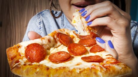 Pizza najbardziej uzależniającą potrawą w naukowym rankingu. Jak działa na mózg?