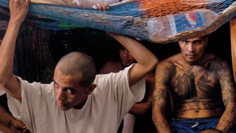 Członkowie gangu MS-13 tłoczą się w ciasnej celi zakładu karnego Chalatenango na północy kraju. Władze osadzają członków rywalizujących band w osobnych więzieniach, by uniknąć krwawych rozruchów, ale niewiarygodne przepełnienie i tak stanowi dla systemu p