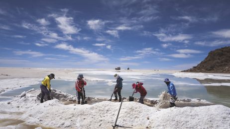 Podczas gdy  miejscowy lud Ajmarów zbiera i sprzedaje  sól wykrystalizowaną na powierzchni równiny Salar de Uyuni, znacznie bardziej lukratywny lit jest rozpuszczony w solance zalegającej głęboko pod ziemią.