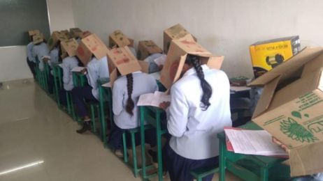 Uczniowie pisali egzamin w kartonach na głowie. "Jedne czuły się w nich lepiej, inne gorzej"