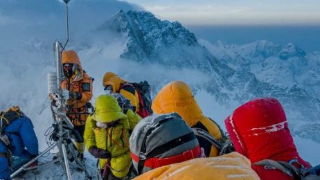 Badacze klimatu Baker Perry i Tom Matthews wraz z zespołem Szerpów budują automatyczną stację pogodową na balkonie na Mount Everest fot. MARK FISHER, NATIONAL GEOGRAPHIC
