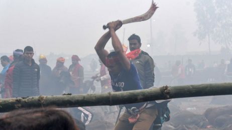 W Nepalu trwa najbardziej barbarzyński festiwal na świecie fot. PRAKASH MATHEMA/AFP/East News