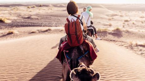Pustynia nie musi kojarzyć się tylko z jazdą na grzbiecie wielbłąda (fot. Getty Images)