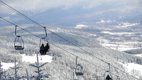 Ośrodek narciarski Czarna Góra to jedna z okolicznych atrakcji (fot. East News)