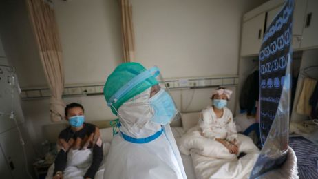 Koronawirus może pojawiać się ponownie u osób uznanych za wyleczone (fot. Getty Images)