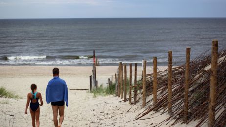 Krynica Morska - idealne miejsce na odpoczynek nad morzem. Jakie oferuje atrakcje? (fot. East News)